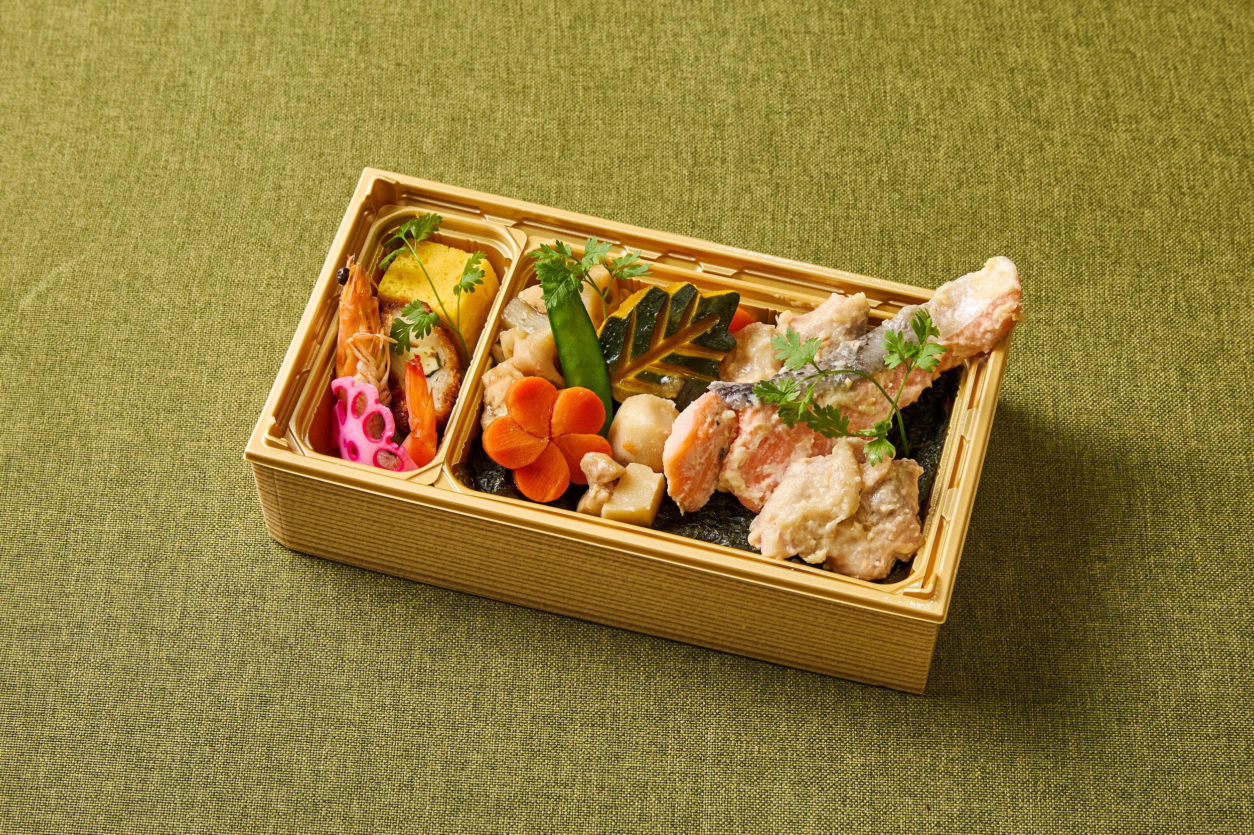 彩り豊かな旬菜と焼き魚を詰め合わせた幕の内弁当